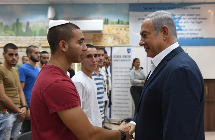 Prime Minister Benjamin Netanyahu meets with new IDF recruits, July 26, 2018 (photo credit: HAIM ZACH/GPO)