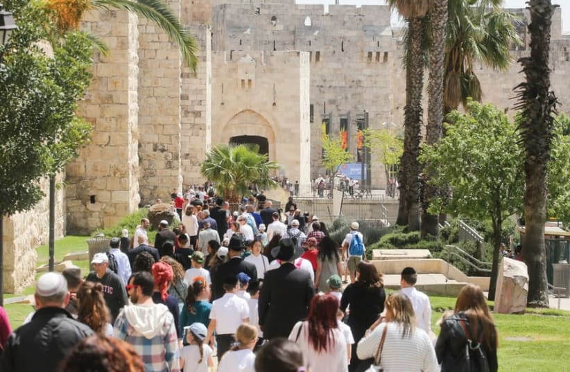 HUNDREDS OF tourists walk towards Jaffa Gate in Jerusalem (photo credit: MARC ISRAEL SELLEM)