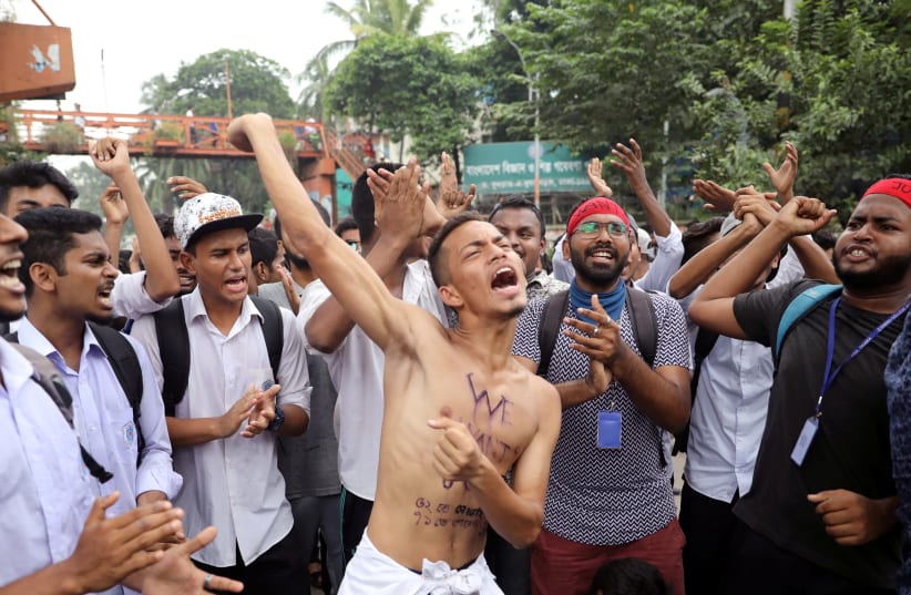 Students shout slogans as they take part in a protest over recent traffic accidents that killed a boy and a girl, in Dhaka, Bangladesh, August 4, 2018.  (photo credit: REUTERS/MOHAMMAD PONIR HOSSAIN)