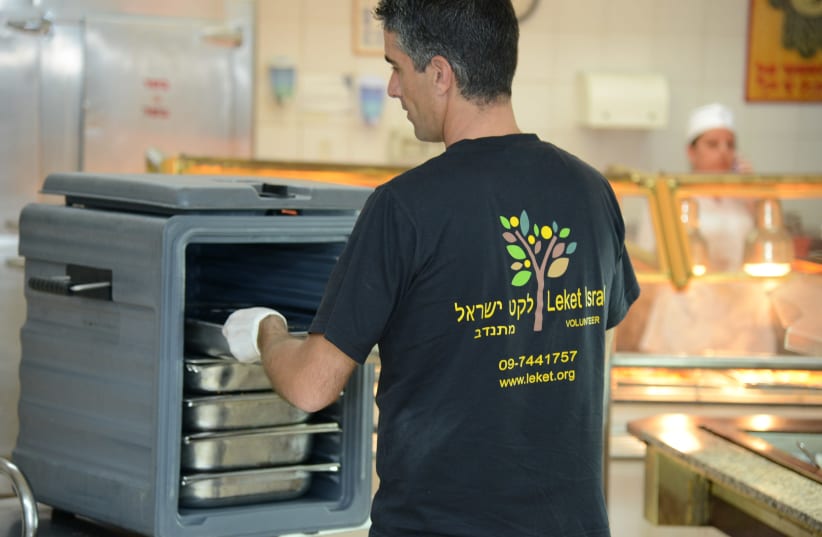 Volunteers for Leket Israel collect hot meals for the organization [illustrative] (photo credit: COURTESY LEKET ISRAEL)