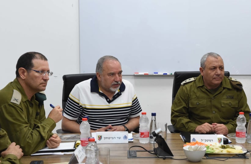 Defense Minister Avigdor Liberman (C) on a visit to the Gaza Division, August 13, 2018 (photo credit: SHACHAR LEVY/DEFENSE MINISTRY)