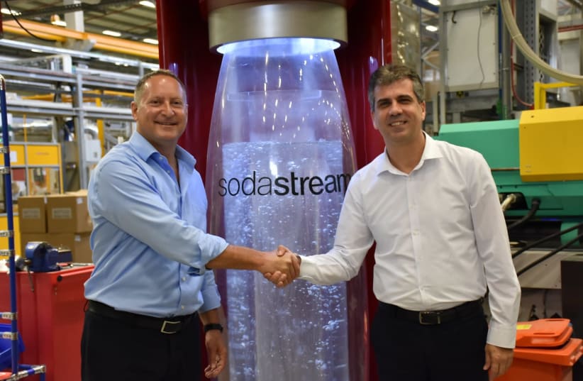 Minister of Economy and Industry, Eli Cohen (right), and SodaStream's CEO Daniel Birnbaum at the Ministry of Economy  (photo credit: ECONOMY MINISTRY)