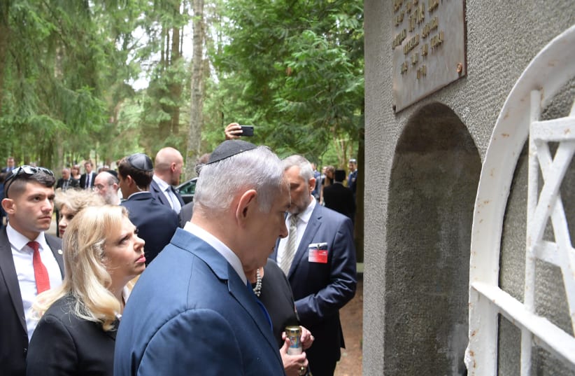 Prime Minister Benjamin Netanyahu visits the Vilna Gaon's tombstone in Lithuania, August 2018 (photo credit: AMOS BEN-GERSHOM/GPO)