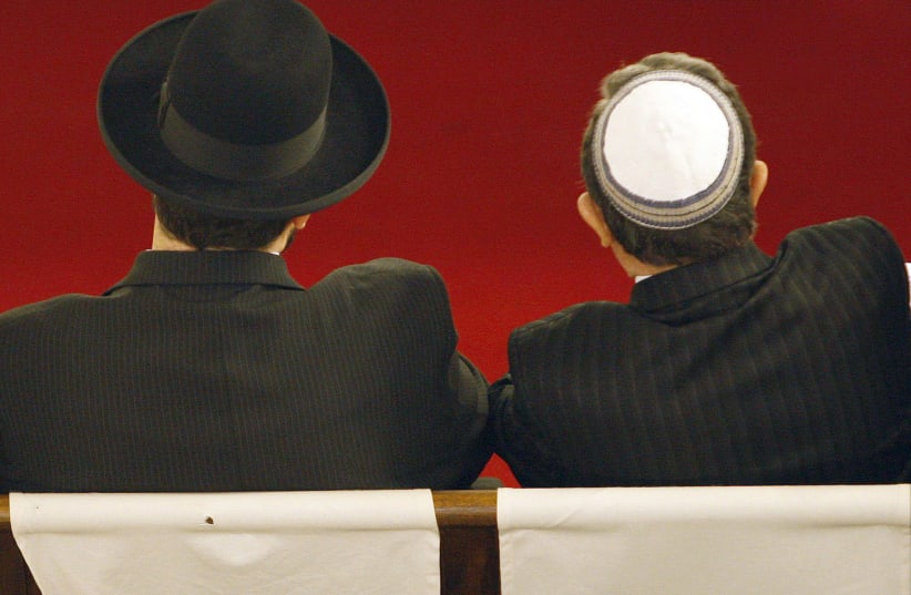 Members of the Jewish community in France attend a service at the synagogue in Bordeaux, southwestern France, January 18, 2009.  (photo credit: REUTERS/REGIS DUVIGNAU)