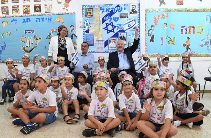 Presdient Rivlin with first graders in Netivot, September 2nd 2018 (photo credit: Mark Neiman/GPO)