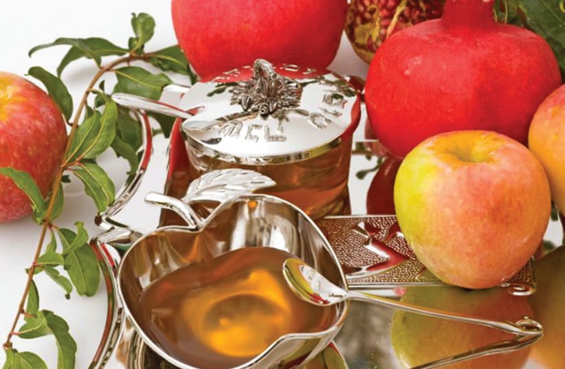 APPLES AND honey: The classic Rosh Hashanah combination. (photo credit: SUFECO/FLICKR)