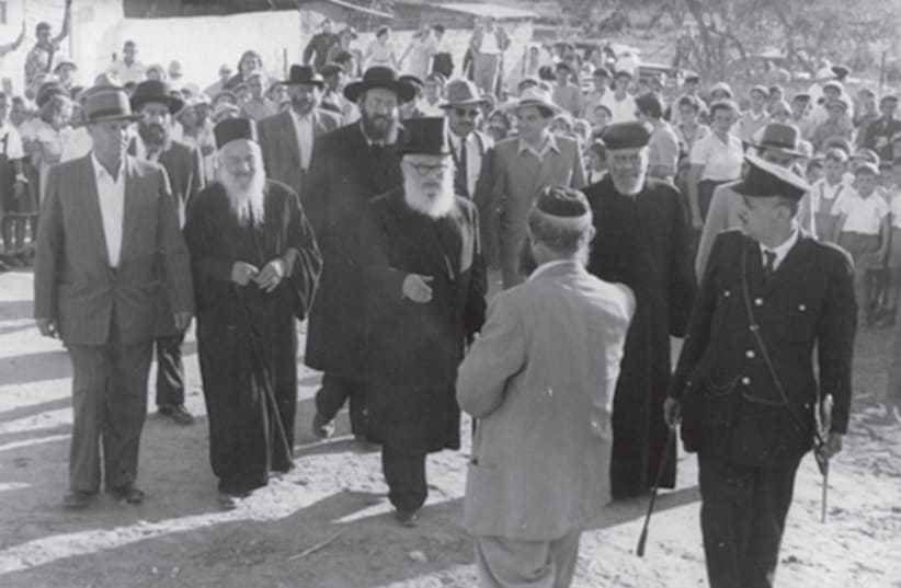ASHKENAZI CHIEF RABBI Yitzhak Isaac Halevi Herzog and the Rishon Lezion (Rabbi Yitzhak Nissim) visit Ashkelon in 1955. Herzog penned a short letter of encouragement for ‘Peninei Avot.’ (photo credit: Wikimedia Commons)