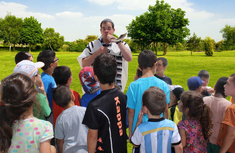 "Shofar in the Park," an initiave from Ohr Torah Stone "Yachad" progam, Tzohar Rabbinical Organization and the Israeli Corporation of Community Centers to take place for the third year in a row around public spaces in Israel. (photo credit: OHR TORAH STONE)