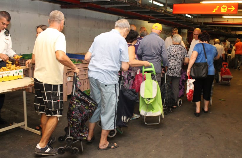 Elderly Israelis receiving aid at a Pitchon Lev assistance center (photo credit: YAKI ZIMERMAN)