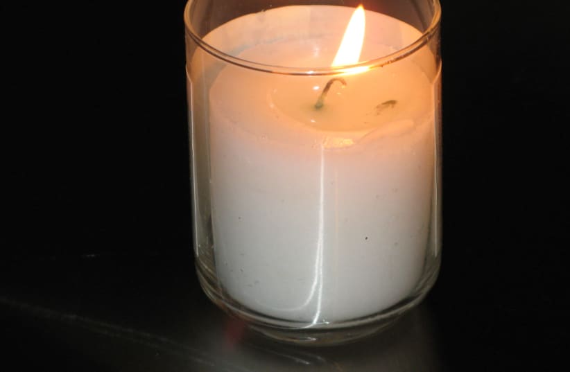 Yahrtzeit candle [Illustratvie] (photo credit: ELIPONGO/WIKIMEDIA COMMONS)