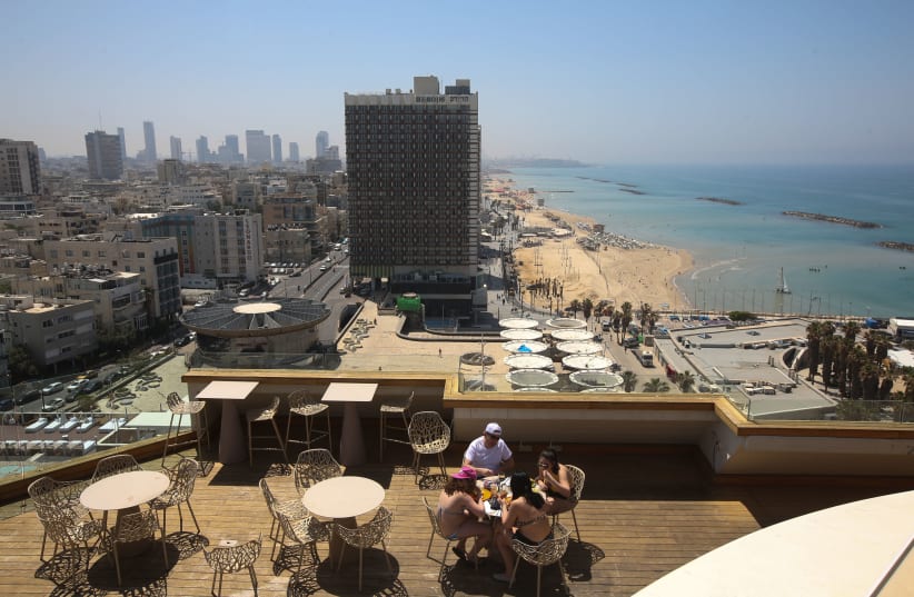  View of Tel Aviv beach from rooftop of Carlton Hotel (photo credit: JERUSALEM POST ARCHIVE)