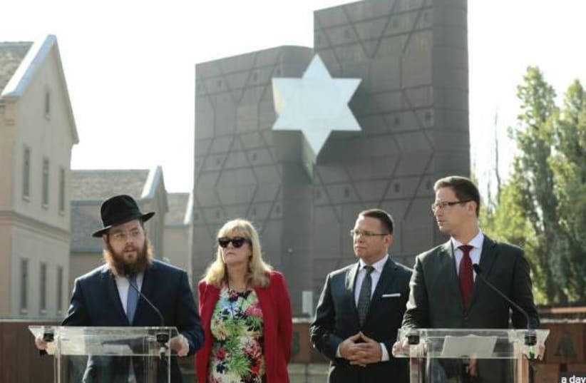 Rabbi Slomó Köves, Mária Schmidt, and Gergely Gulyás at yesterday’s press conference in front of the House of Fates (photo credit: HUNGARIAN SPECTRUM)
