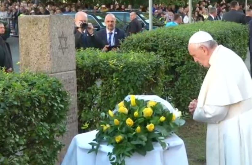 Pope Francis prays at memorial for victims of Vilnius Ghetto (photo credit: REUTERS)