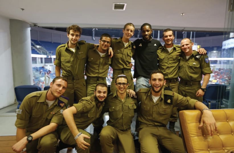 IDF SOLDIERS pose with Hapoel Jerusalem basketball star Jerome Dyson during an event last season. (photo credit: Courtesy)
