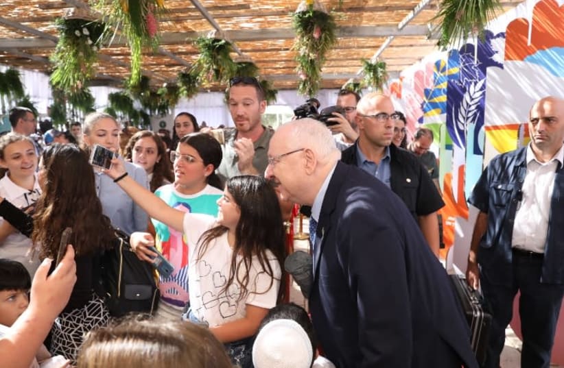 President Reuven Rivlin meets with the public, September 27, 2018 (photo credit: SHMULIK SOLOMON/GPO)