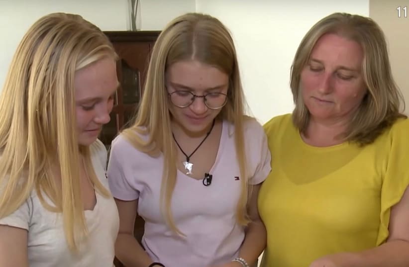 Screenshot of Ana Dudas and her two daughters (photo credit: YOUTUBE)