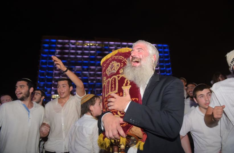 Celebration on Kikar Rabin for Simchat Torah, 2018.  (photo credit: AVSHALOM SASSONI/ MAARIV)