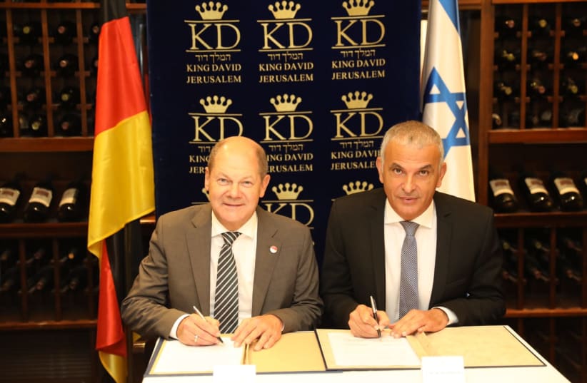 Finance Minister Moshe Kahlon and German Finance Minister and Deputy Chancellor Olaf Scholz, October 4, 2018 (photo credit: NOAM RIVKIN-PANTON)