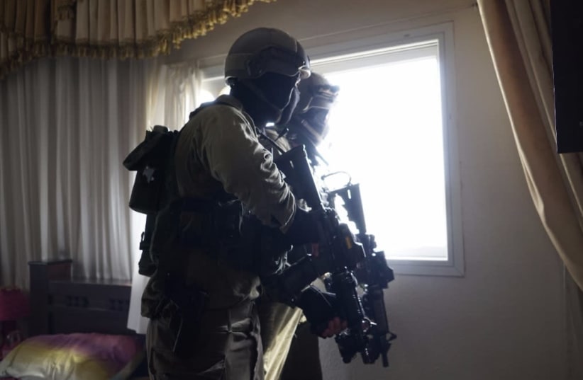 IDF soldiers looking for the Barkan Industrial Park terrorist  (photo credit: IDF SPOKESMAN'S OFFICE)