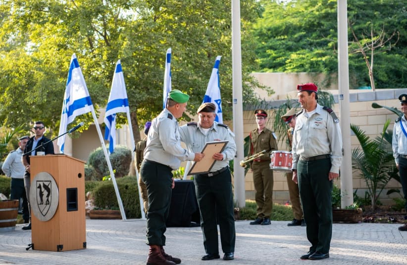 IDF Chief of Staff Lt.Gen. Gadi Eisenkot awards Gaza Division certificate of appreciation. (photo credit: IDF SPOKESPERSON'S UNIT)