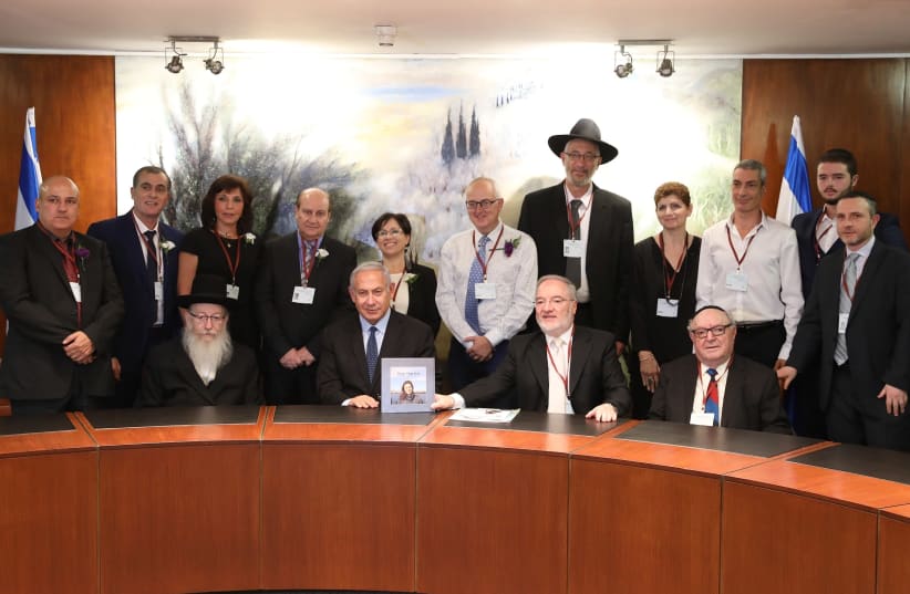 Prime Minister Benjamin Netanyahu, Minister of Health Yaakov Litzman, Minister of Education Naftali Bennett and Minister of Justice Ayelet Shaked presenting family doctors with prize (photo credit: ELI COBIN)