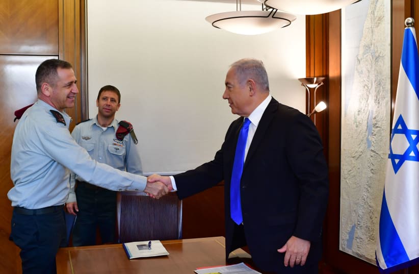 Maj.-Gen. Aviv Kochavi (L) shakes hands with Prime Minister Benjamin Netanyahu (R) during a meeting, October 29, 2018 (photo credit: KOBI GIDEON/GPO)