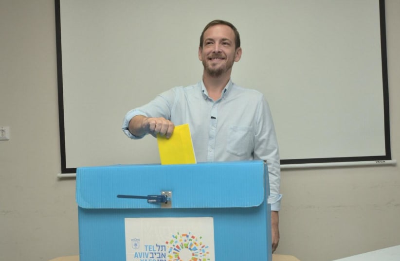 Tel Aviv mayoral candidate Asaf Zamir casts his vote in the municipal elections on Tuesday, October 30, 2018 (photo credit: MARC ISRAEL SELLEM)