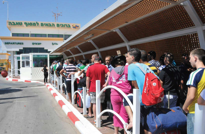 Israelis wait in line to go to Sinai through the Taba Crossing (photo credit: YEHUDA BEN-ITAH)