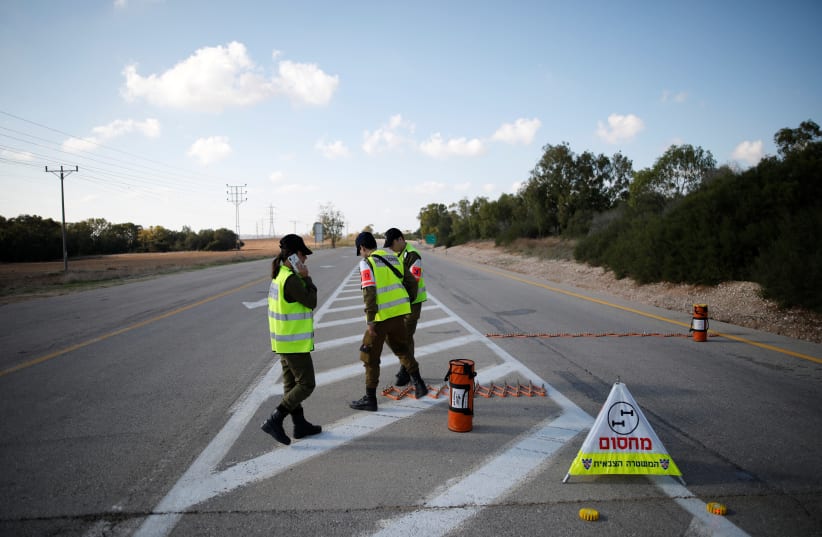 Israeli security forces put up a road block in kibbutz Nahal Oz, near the Gaza Strip border, in Israel November 12, 2018 (photo credit: REUTERS/AMIR COHEN)