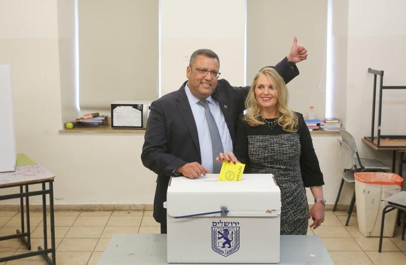 Moshe Lion voting with his wife today November 13, 2018 (photo credit: MARC ISRAEL SELLEM)