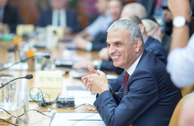 Moshe Kahlon at a weekly cabinet meeting, November 18, 2018 (photo credit: EMIL SALMAN/POOL)