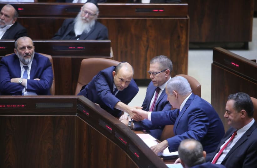 Bennett and Netanyahu shake hands in Knesset  (photo credit: MARC ISRAEL SELLEM)