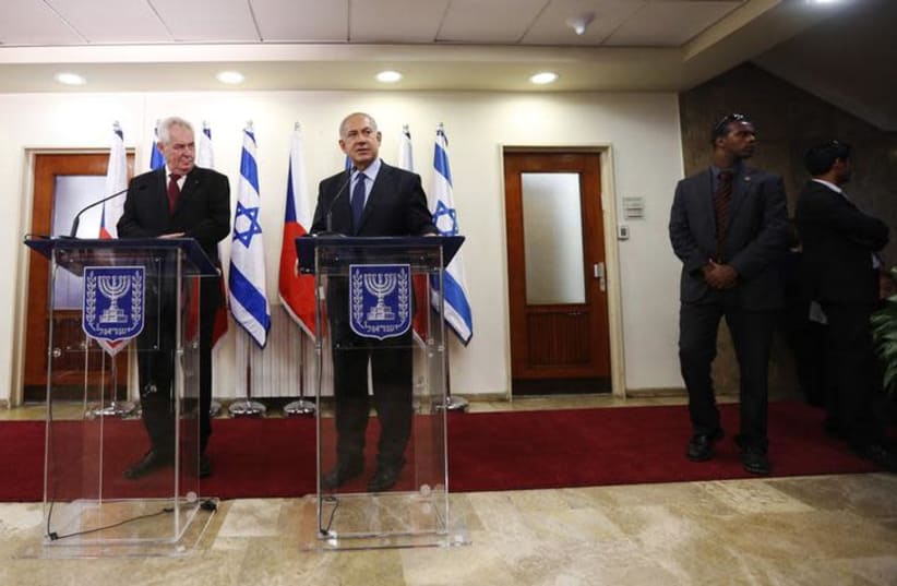 Czech Republic's President Milos Zeman (L) stands next to Israeli Prime Minister Benjamin Netanyahu during a visit in 2013 (photo credit: BAZ RATNER/REUTERS)