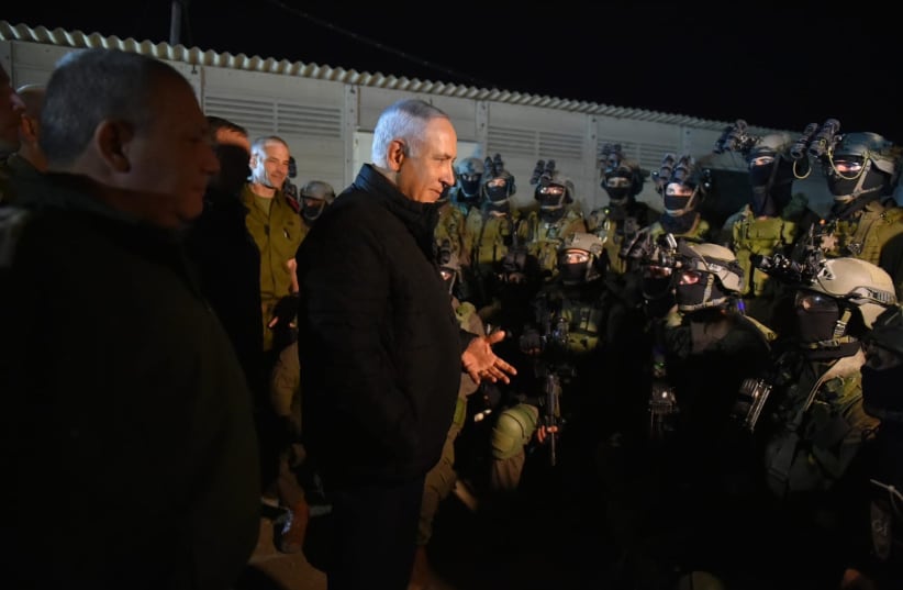 Israeli Prime Minister and Defense Minister Benjamin Netanyahu met with elite commando troops on November 27, 2018 (photo credit: ARIEL HERMONI / DEFENSE MINISTRY)