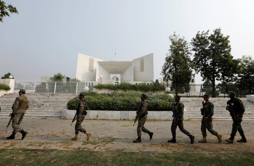 Rangers arrive at the Supreme Court in Islamabad, Pakistan, 2018. (photo credit: REUTERS/FAISAL MAHMOOD)
