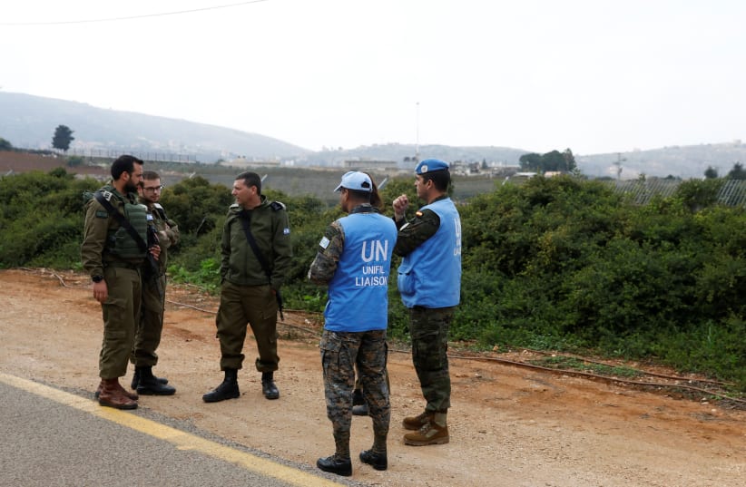 Israeli soldiers speak to UN peacekeepers (UNIFIL) near the border with Lebanon, in the town of Metulla, northern Israel December 4, 2018 (photo credit: RONEN ZVULUN / REUTERS)