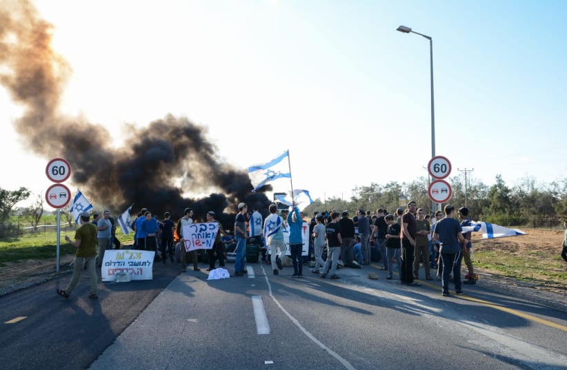Kerem Shalom Crossing blocked by settlers during Thursday protest supporting residents of the south (photo credit: AVIV HERTZ/ TPS)