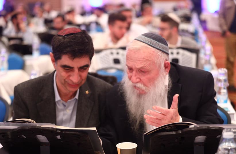 Rabbi Haim Druckman studying with Simcha Goldin, father of slain soldier Hadar Goldin at a Torah study event in December, 2018, held by the Union of Hesder Yeshivas (photo credit: GIDON SHARON)