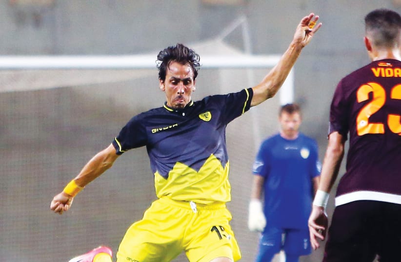ONE OF the biggest stars in Israeli soccer history – Yossi Benayoun – signed yesterday with Beitar Jerusalem and returns to the team from the capital about a year after leaving for Maccabi Petah Tikva. At season’s end, Benayoun will hang up his shoes at the age of 39 and will receive a two-year posi (photo credit: UDI ZITIAT)