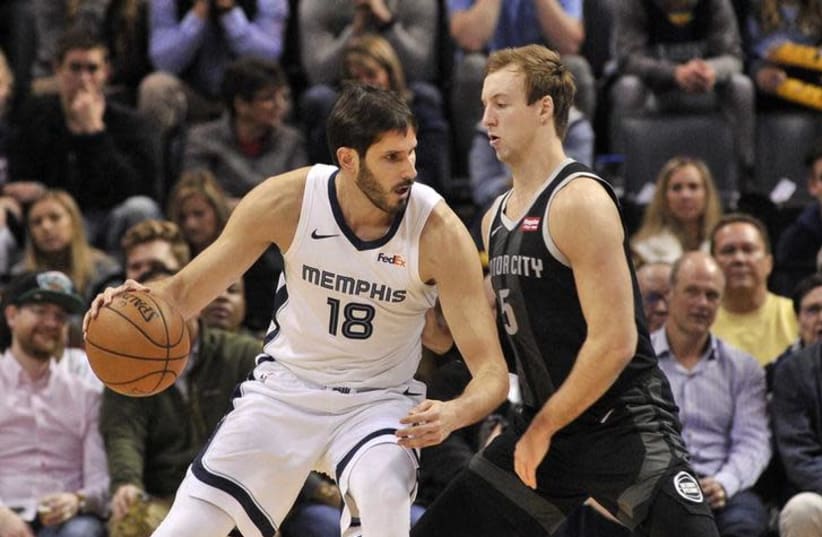 Memphis Grizzlies forward Omri Casspi (18) goes to the basket against Detroit Pistons guard Luke Kennard (5) during the first half at FedExForum (photo credit: JUSTIN FORD-USA TODAY SPORTS VIA REUTERS)