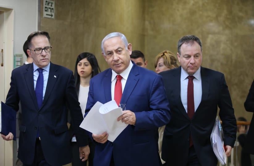 Prime Minister Benjamin Netanyahu at the weekly cabinet meeting, January 6, 2018 (photo credit: ALEX KOLOMOISKY / POOL)