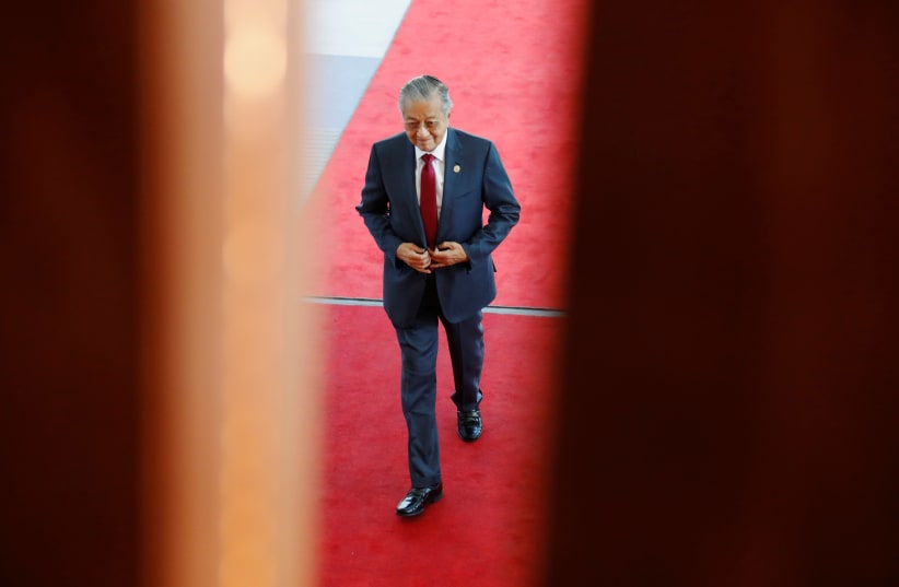 Malaysia's Prime Minister Mahathir Mohamad arrives at APEC Haus, during the APEC Summit in Port Moresby, Papua New Guinea November 18, 2018. (photo credit: DAVID GRAY / REUTERS)