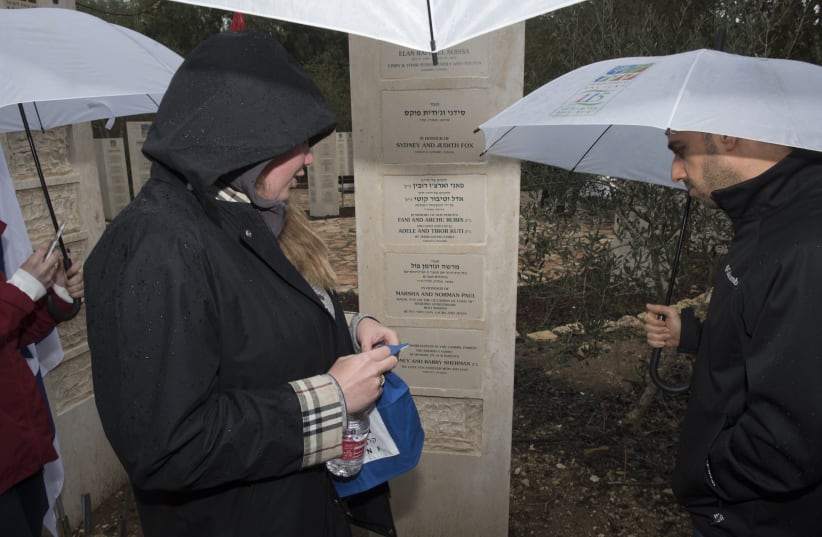 Kaelen Sherman unveils the plaque dedicating a grove of trees to her parents Barry and Honey Sherman Z"L in Carmel Forest (photo credit: DENNIS ZINN/KKL-JNF)