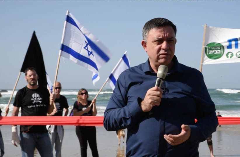 Labor leader MK Avi Gabbay states that Israel can benefit from natural gas without destroying the environment during a rally at Dor Beach on January 25, 2019 (photo credit: MAARIV)