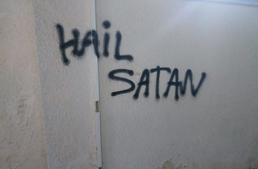 Graffiti left on walls of New Synagogue in Netanya, January 27, 2019 (photo credit: POLICE SPOKESPERSON'S UNIT)