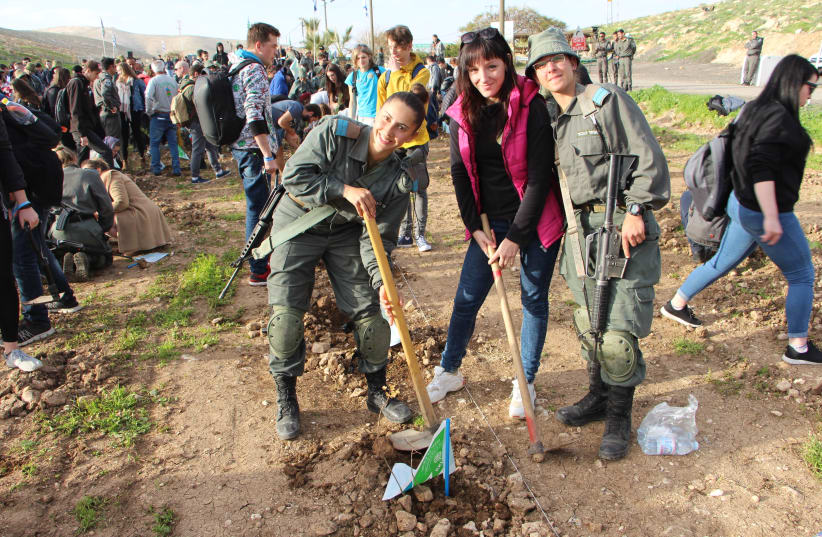 Masa program participants from the USA and the FSU plant trees together with IDF border guard recruits in Michmash (photo credit: YOAV DEVIR KKL-JNF)
