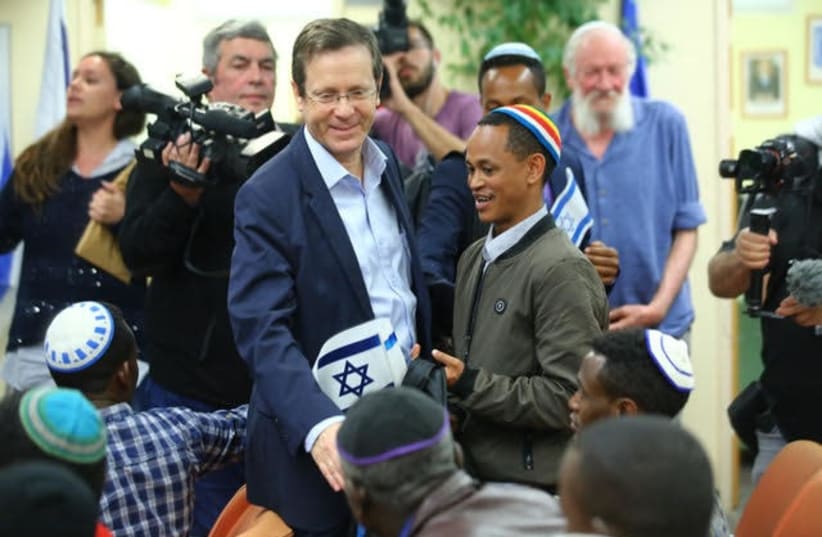 Jewish Agency head Isaac Herzog welcomes Ethiopian immigrants (photo credit: JEWISH AGENCY)