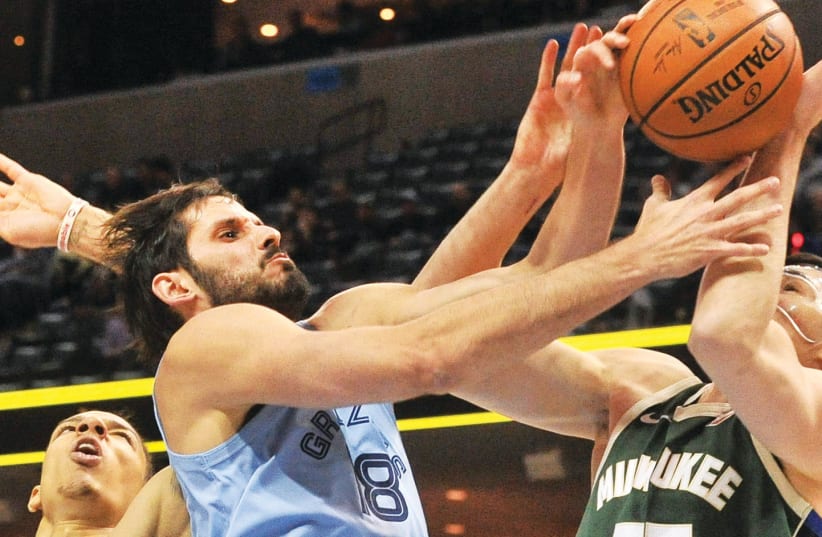 MEMPHIS GRIZZLIES’ forward Omri Casspi will undergo surgery this week for a torn meniscus in his right knee. To road back to the NBA is sure to be challenging for the 30-year-old Israeli.  (photo credit: REUTERS)