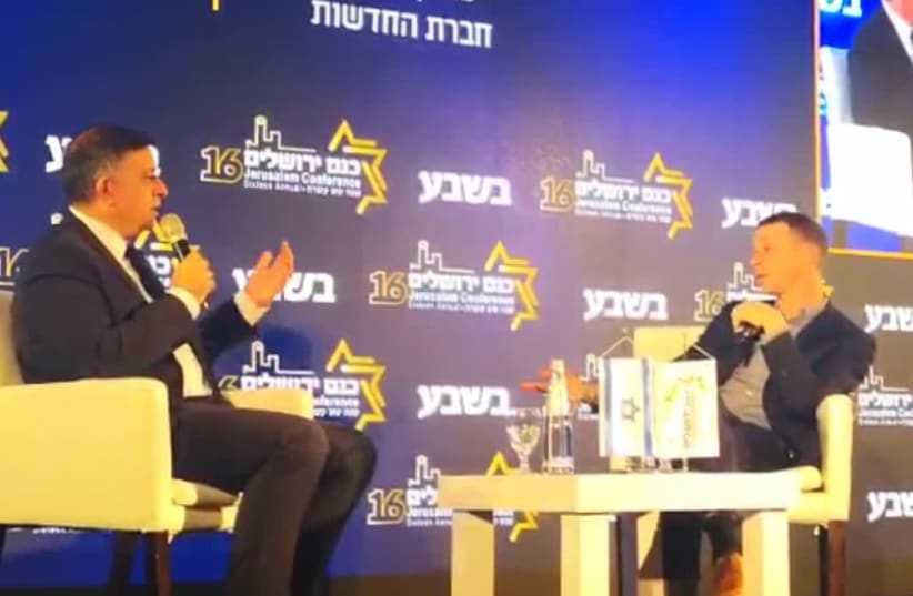 Avi Gabbay (L) at a conference, February 12th, 2019 (photo credit: screenshot)