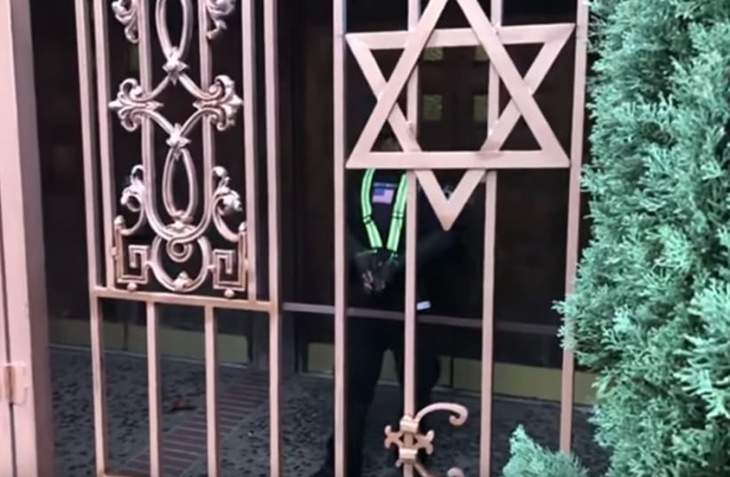 Screenshot of YouTube provocateur's video of a Los Angeles synagogue minutes before being grazed in the leg by the security guard's warning shot (photo credit: YOUTUBE SCREENSHOT)